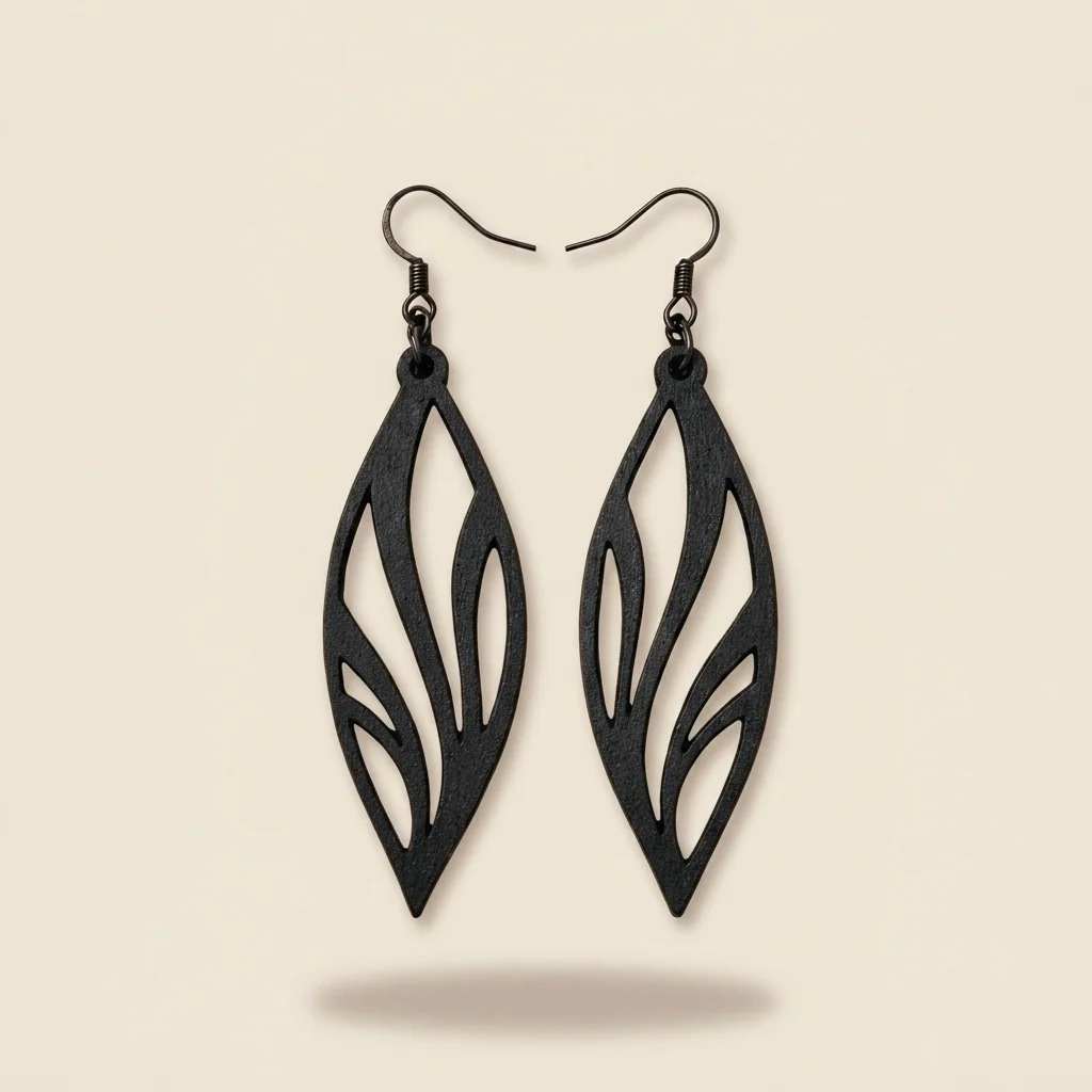 Aretes con forma de hoja calada (acabado negro)
